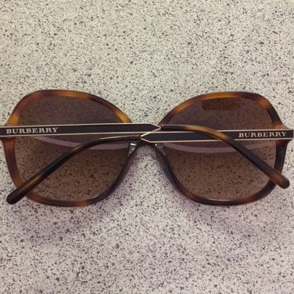 Burberry sunglasses - Picture 4 of 6